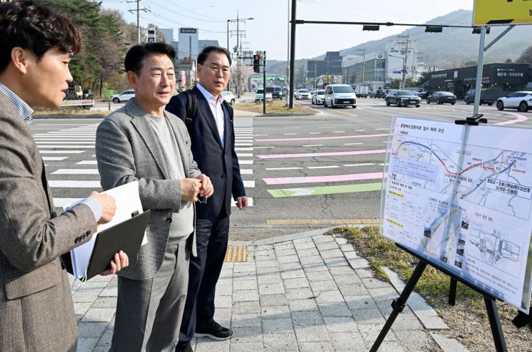 김동근 시장이 지난 4월 16일 신평화로 중앙버스전용차로 일시 해제 현장을 점검하고 있다. 의정부시 제공
