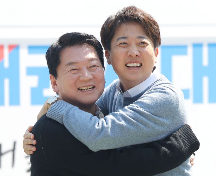 국민의힘 안철수 의원과 개혁신당 이준석 대선 후보가 지난달 25일 경기도 성남시 판교역 앞 광장에서 열린 인공지능(AI) 관련 '미래를 여는 단비토크'에서 만나 포옹하고 있다. 연합뉴스