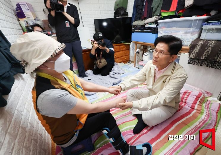 [포토] 쪽방촌 주민과 대화하는 김문수
