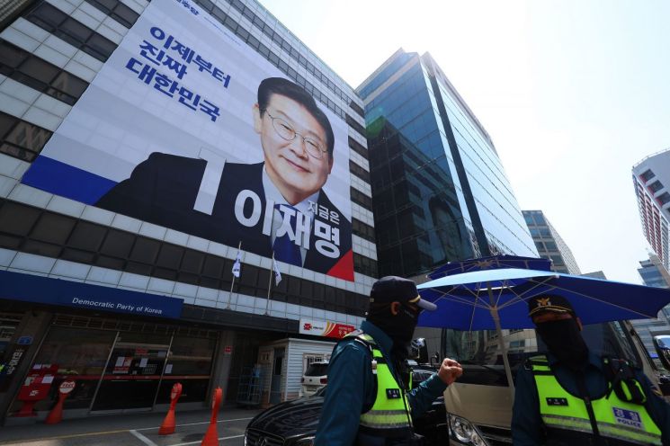 경찰, 민주당 당사 인근서 흉기 소지한 30대 남성 체포