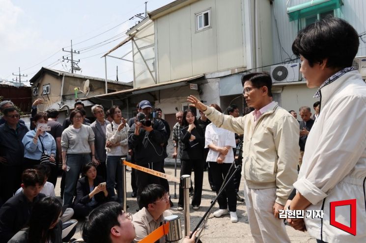 [포토] 영등포 쪽방촌 둘러보는 김문수 후보