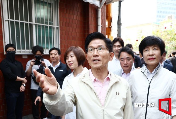 [포토] 영등포 쪽방촌 찾은 김문수