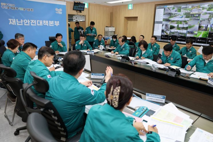 광주 광산구 재난안전대책본부가 금호타이어 화재 대응 관련 회의를 열고 대책을 논의하고 있다. 광산구 제공