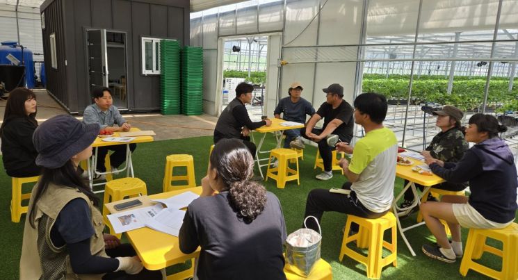 담양군 청년농업인들이 자발적인 순회 학습을 통해 농업 현장에서 마주하는 문제에 대한 해결 방안을 모색하며 실전 역량을 키워나가고 있다. 담양군 제공