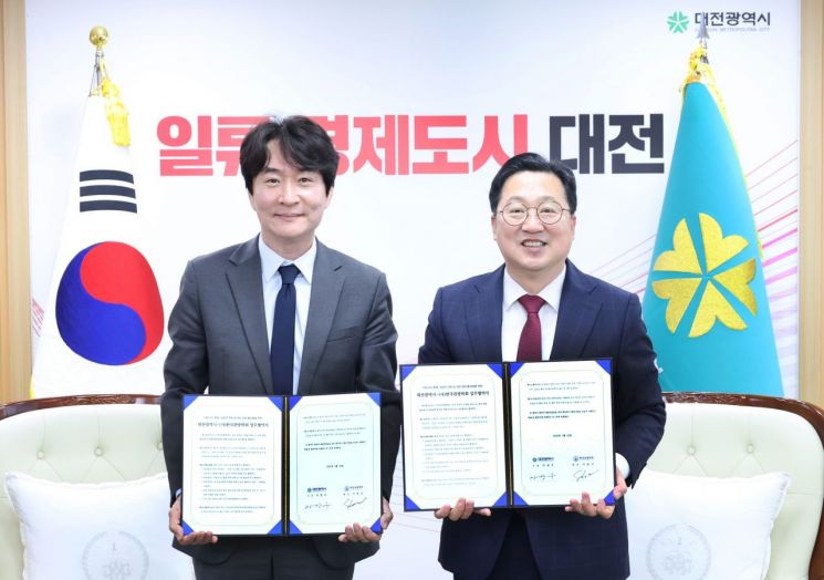 (왼쪽부터) 서원석 (사)한국관광학회 회장과 이장우 대전시장 / 대전시