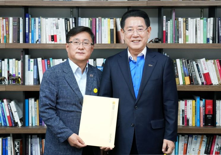 김영록 전라남도지사가 20일 서울 국회에서 김성환 더불어민주당 의원과 면담을 갖고 ‘전남 미래발전 10대 핵심과제’등 도 현안 해결을 위한 건의 및 협조를 요청하고 있다. 전남도 제공
