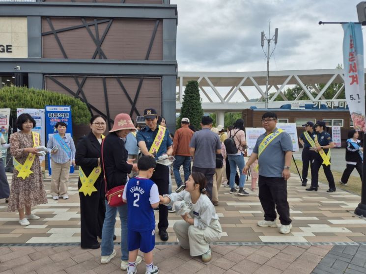 곡성군은 지난 19일 곡성세계장미축제장에서 곡성경찰서, 곡성교육지원청, 전남북부권아동보호전문기관과 합동으로 아동학대 예방 홍보 캠페인을 펼쳤다. 곡성군 제공