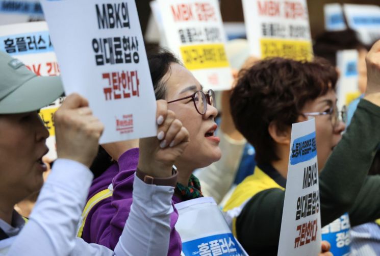 "할인도 안 통해" 확 줄어든 방문객에…시식코너까지 사라진 홈플러스[르포]