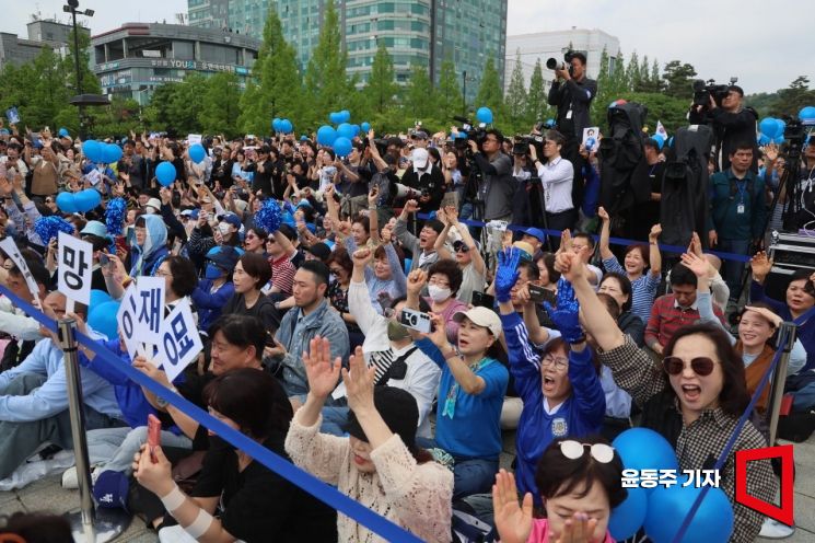 [포토] 환호하는 이재명 후보 지지자들