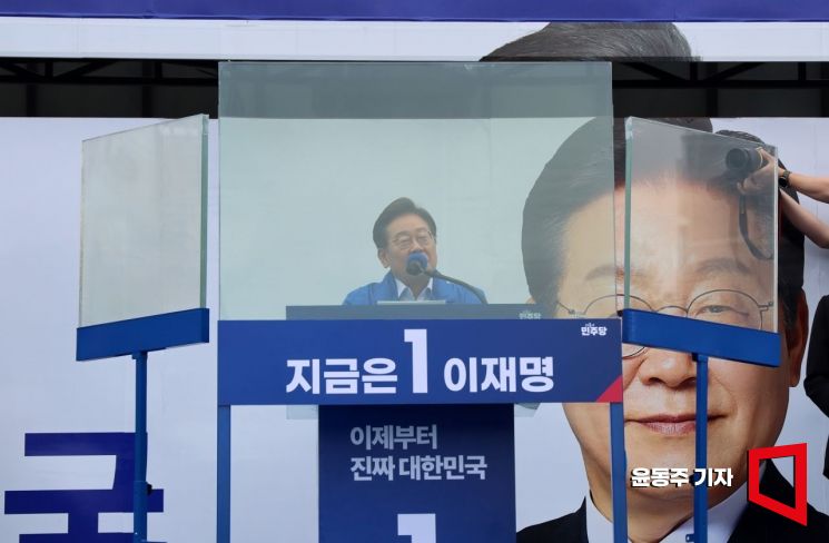 나 의원의 비판은 김 여사 뿐 아니라 이재명 후보에게로 이어졌다 21일 그는 SNS에 "이 후보가 방탄 유리벽까지 세우면서 국민을 현혹하고, 자신의 범죄와 부도덕성, 부적격함을 가리려 하고 있다"고 주장했다. 윤동주 기자