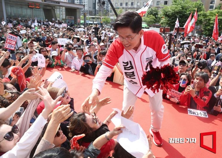 [포토] 지지자들과 악수하는 김문수