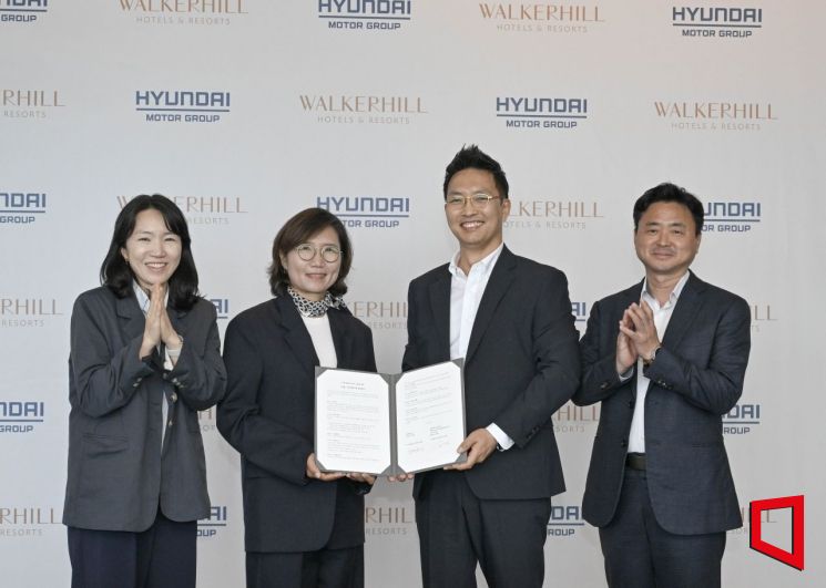 현대자동차·기아와 워커힐 호텔앤리조트는 20일 서울 그랜드 워커힐 서울 호텔에서 모빌리티 친화 호텔 조성을 위한 업무협약을 체결했다. 왼쪽부터 박주영 현대차·기아 모빌리티사업실 팀장, 김수영 현대차·기아 모빌리티사업실 상무, 김세한 워커힐 호텔앤리조트 신성장추진담당, 이열근 워커힐 호텔앤리조트 지속경영담당. 현대차