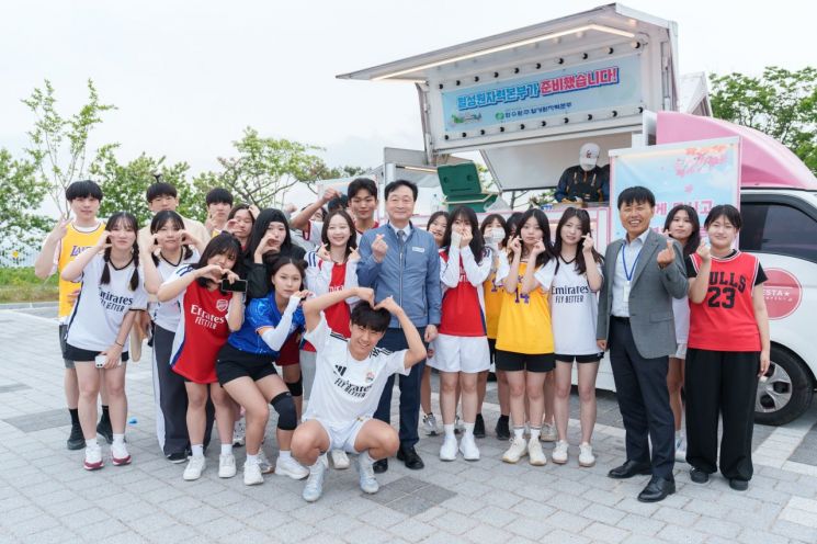 정원호 월성본부장은 한국국제통상마이스터고에서 열린 체육한마당에 참석해 학생들과 기념 사진을 촬영하고 있다. 월성본부 제공