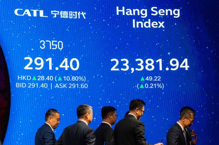 홍콩 주식시장에 신규 상장한 글로벌 배터리 시장 대어 CATL의 주가가 화면에 표기되고 있다. AP연합뉴스