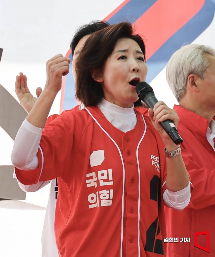 20일 서울 송파구 석촌호수에서 나경원 국민의힘 의원이 시민들에게 김문수 대선 후보 지지를 호소하고 있다. 2025.5.20 김현민 기자