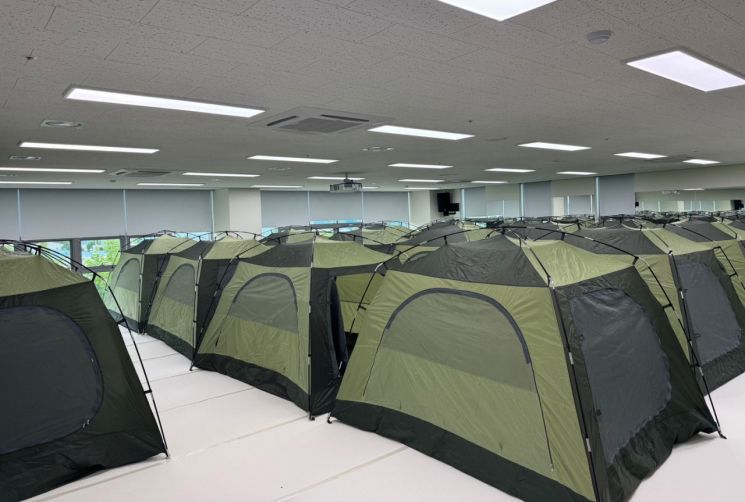 광산구 하남다누리체육센터 내 설치된 개인 텐트형 임시거주시설. 광산구 제공
