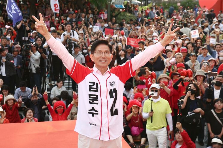 국민의힘 김문수 대선 후보가 20일 경기 하남시 스타필드 하남 인근에서 유세를 하고 있다. 연합뉴스