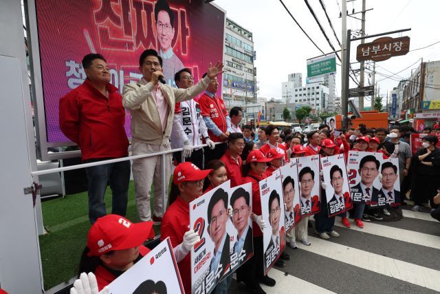 국민의힘 김문수 대선 후보가 20일 서울 강서구 남부골목시장을 방문, 유세하고 있다. 연합뉴스