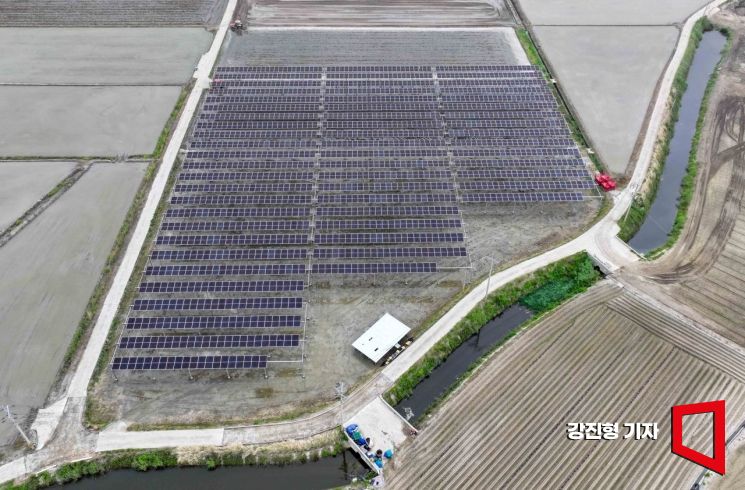 전남 영광군 염산면 월평읍 농경지에 설치된 영농형태 태양광 발전소. 강진형 기자