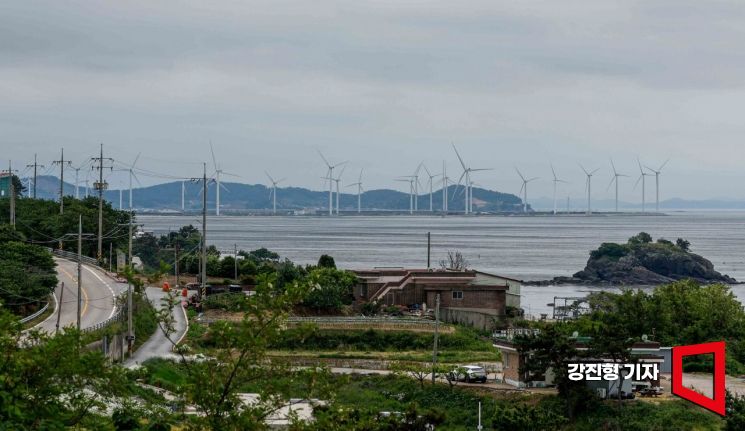 전남 영광군 백수해안도로에서 바라본 약수 풍력발전 단지. 강진형 기자