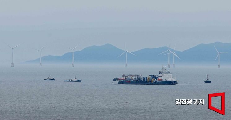 전남 영광군 백수해안도로에서 바라본 영광풍력발전 단지. 강진형 기자