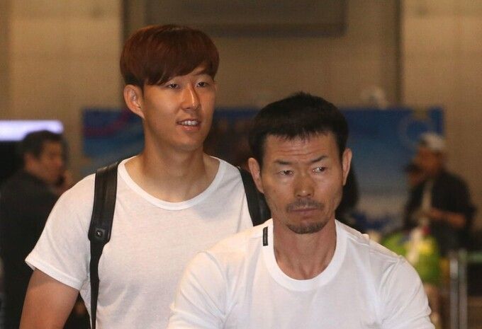 축구선수 손흥민(왼쪽)과 부친 손웅정 감독. 연합뉴스