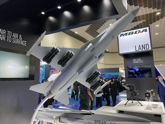 지난 20일(현지시간) 말레이시아 랑카위에서 열린 방산전시회 'LIMA 2025'에서 유럽 미사일 제조업체 MBDA가 한국항공우주산업(KAI)의 FA-50 전투기 모형에 미티어 미사일 등 자사의 미사일 모형을 탑재해 전시했다. [한국방위산업진흥회 제공]
