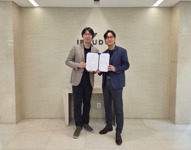 스트리밍코리아 박종일 대표(왼쪽)와 IR큐더스 이준호 대표가 MOU 체결 기념촬영을 하고 있다. IR큐더스