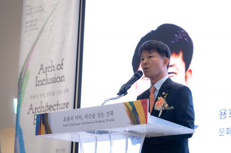 문화체육관광부 용호성 제1차관이 20일, 동대문디자인플라자에서 열린 ‘2025 여성건축가 기획전’ 개막식에 참석해 전시 시작을 축하하고 건축문화 발전에 기여한 여성 건축가를 격려하고 있다. 문화체육관광부