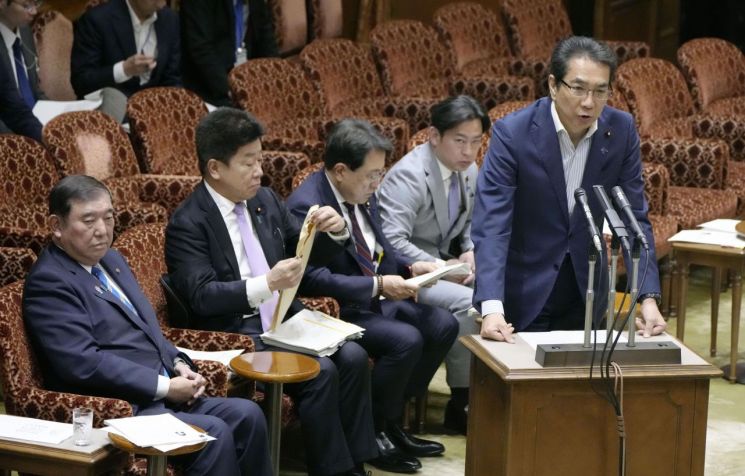 에토 다쿠 일본 농림수산상이 19일 참의원(상원) 예산위원회에서 의원 질의에 답변하고 있다. 그는 쌀 대란을 겪는 와중에 "쌀을 사본 적 없다"는 발언으로 논란이 되고 사과까지 했지만 비판 여론이 거세지자 결국 사퇴했다. 연합뉴스