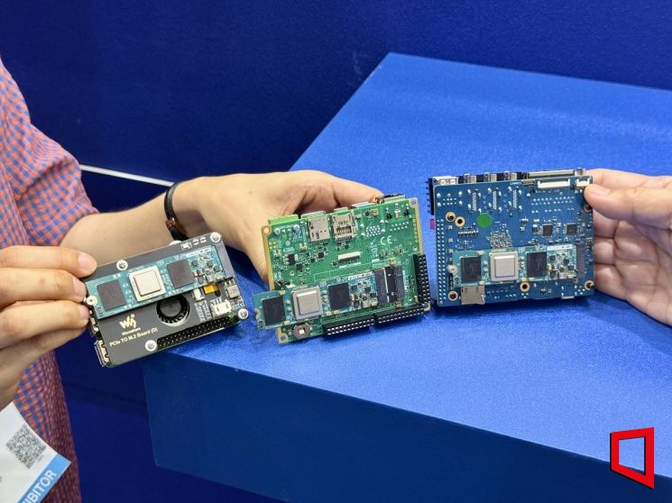 딥엑스가 개발한 인공지능(AI) 가속기 'DX-M1'과 모듈. 장희준 기자