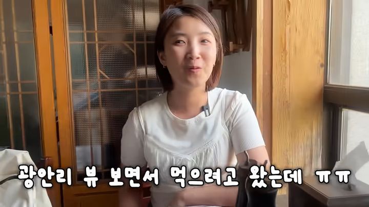한 시각장애인 유튜버가 안내견을 데려왔다는 이유로 부산 횟집에서 냉대를 받다 결국 가게를 떠난 영상을 공개해 공분을 자아내고 있다. 유튜브 채널 '우령의 유디오'