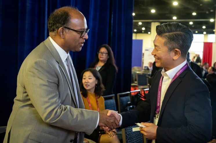 김정범 교수(오른쪽)가 아쇼크 핀토(Ashok Pinto) 셀렉트USA 대표로부터 우승을 축하받고 있다. UNIST 제공