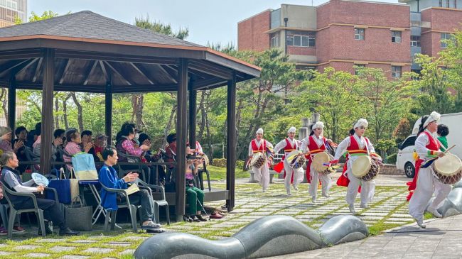 서구가 지난 13일 LH동천마을6단지에서 ‘찾아가는 아파트 작은음악회’를 개최해 많은 주민들의 호응 속에 공연을 펼쳤다. 광주 서구 제공