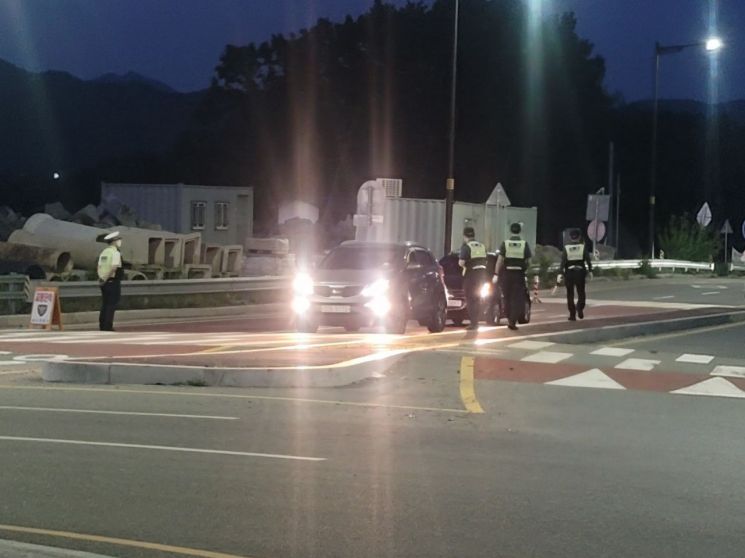 충남 경찰관 기동대가 지난 20일 저녁 금산 이슬공원 회전교차로에서 음주 운전과 안전띠 미착용 단속을 하고 있다. /충남경찰청 제공