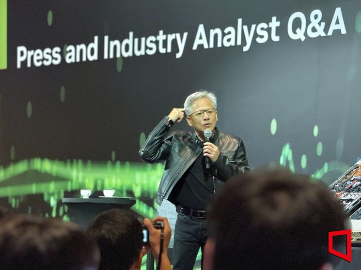 젠슨 황 엔비디아 최고경영자(CEO)가 21일 오전 대만 타이베이 만다린 오리엔탈 호텔에서 열린 GTC 타이베이 글로벌 기자간담회에서 질문에 대한 답을 하고 있다. 장희준 기자