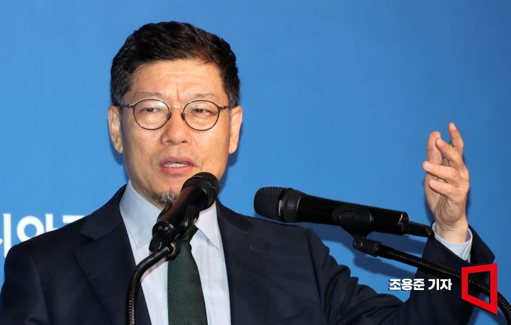 [포토] 2025아시아금융포럼 강연하는 이정동 교수 