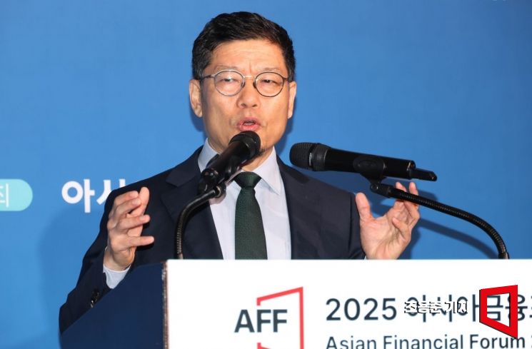 [2025금융포럼]이정동 "금융은 산업의 그림자…없으면 저성장 탈출 못한다"