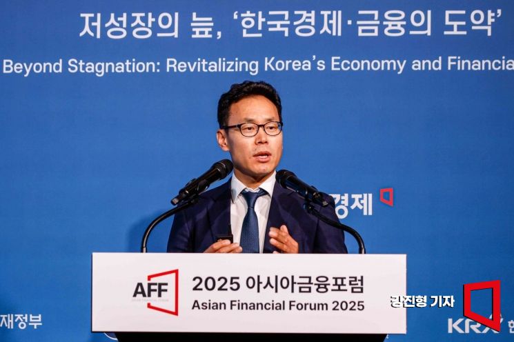 [포토] 아시아금융포럼서 강연 나선 오영표 신영증권 헤리티지솔루션본부 전무