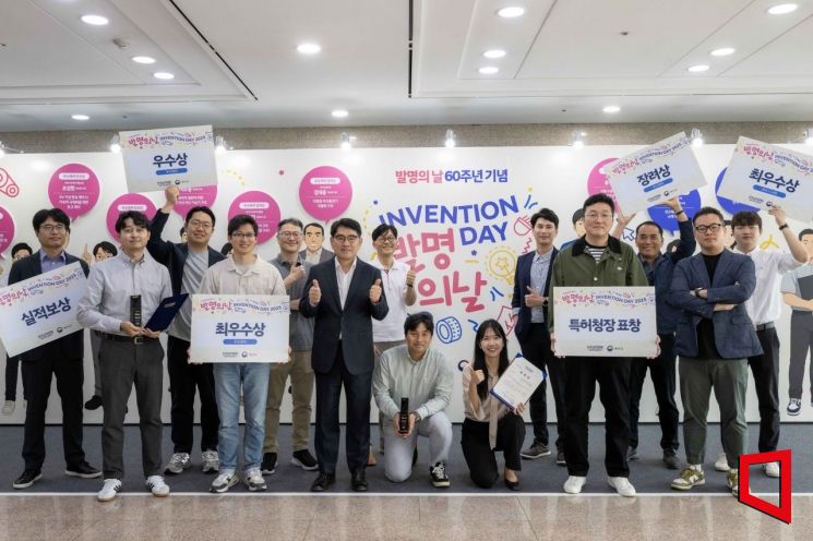 21일 경기도 화성시 남양연구소에서 열린 현대차·기아 '2025 발명의 날' 행사에서 양희원 현대차·기아 R&D본부 사장(왼쪽 여섯번째)과 수상자들이 기념 사진을 촬영하고 있다. 현대차