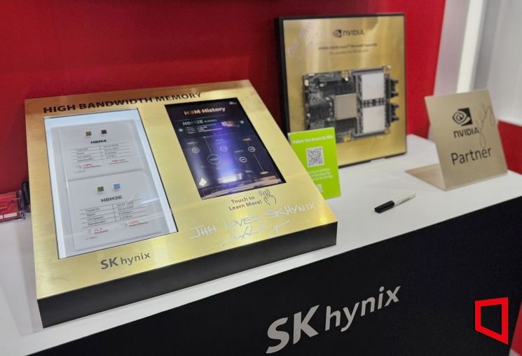 SK하이닉스 부스를 방문한 젠슨 황 엔비디아 최고경영자(CEO)가 HBM4 샘플을 살펴본 뒤 "정말 아름답다"고 감탄하며 샘플이 담긴 동판에 사인과 "젠슨 황은 SK하이닉스를 사랑한다!(JHH Loves SK Hynix!)"라는 문구를 적었다. 장희준 기자