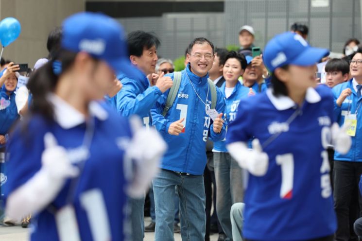 더불어민주당에 입당한 김상욱 의원이 19일 서울 용산역광장에서 열린 더불어민주당 이재명 대선 후보의 집중유세에서 유세 활동을 하고 있다. 2025.5.19 [공동취재] 연합뉴스