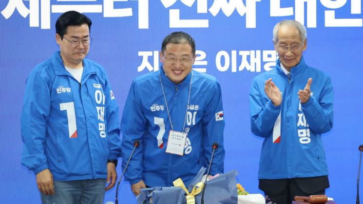 김상욱 의원이 지난 19일 서울 더불어민주당 여의도 당사에서 열린 중앙선거대책위원회에서 국민의힘을 탈당한 후 민주당 선거사무원 표찰을 받고 인사하고 있다. 연합뉴스