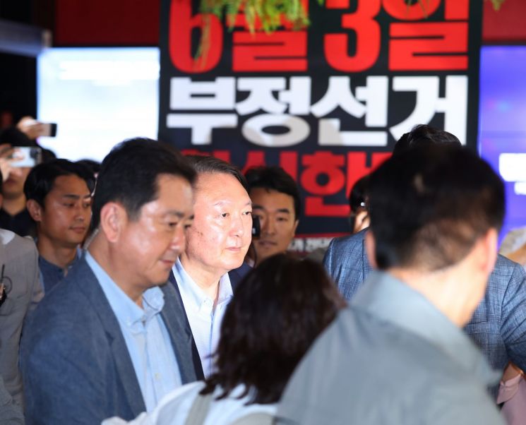 부정선거 주장 다큐 영화 관람 마친 윤석열 전 대통령. 연합뉴스