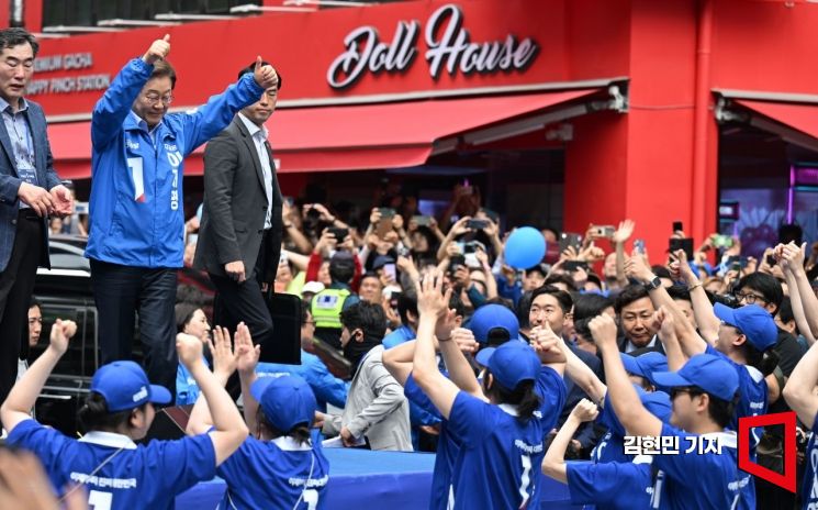 [포토] 이재명, 인천시민들 향해 엄지척