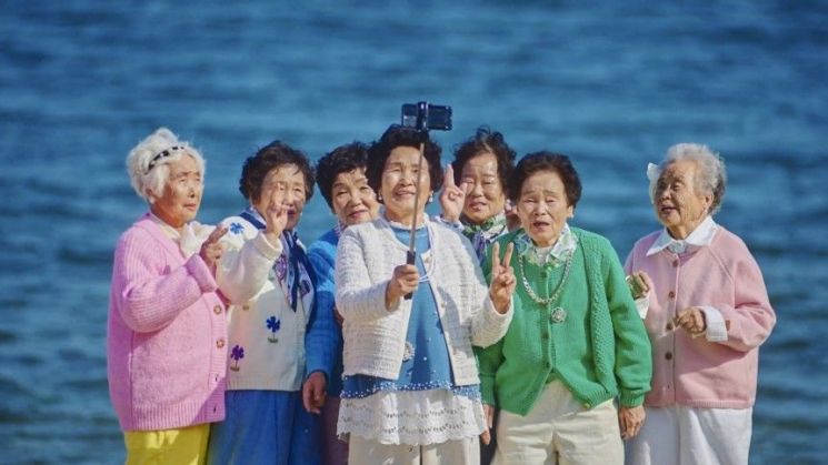 칠곡 할매 래퍼의 바다 여행기 영상. 칠곡군청