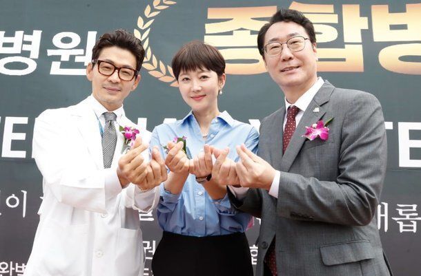 (왼쪽부터)화성유일병원 병원장 허일, 배우 염정아, 정명근 화성시장이 20일 화성유일병원에서 열린 종합병원 승격식에서 기념 사진을 촬영하고 있다. 정명근 화성시장 페이스북