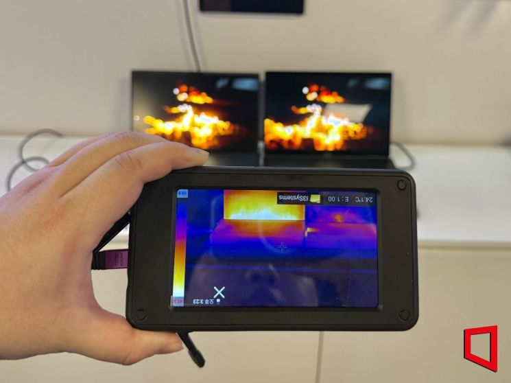 오른쪽의 OLED 패널은 기존 LCD 패널 대비 발열이 현저히 적다는 점을 확인할 수 있다. 장희준 기자