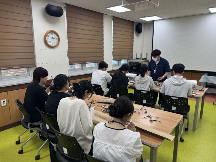 광산구 꿈드림센터 청소년들이 광주카리타스보호작업장을 찾아 부품 조립 봉사활동을 하고 있다. 꿈드림센터 제공