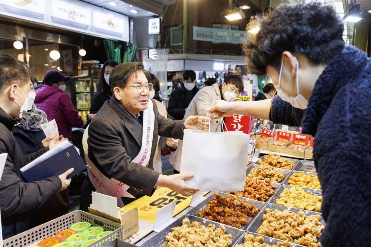 청년에게는 장사 기회, 전통시장에는 활력!...마포구 한달살이 청년 모집
